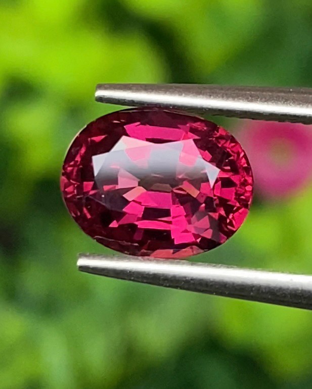 พลอย โรโดไลต์ กาเน็ท Rhodolite Garnet 2.11 กะรัต Cts.พลอยแท้ อัญมณีมงคลประจําวันเกิด เครื่องประดับพลอย