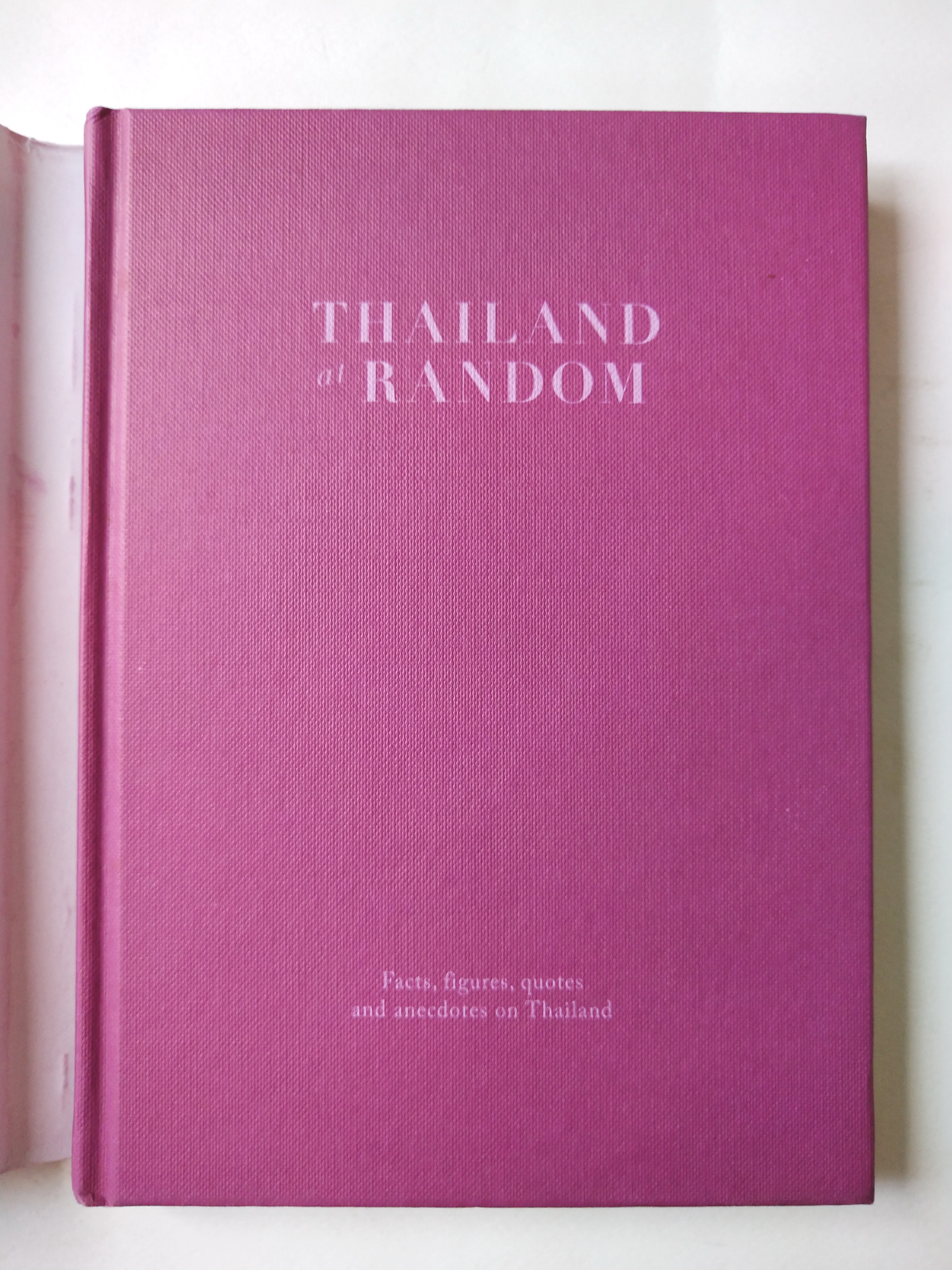 หนังสือภาษาอังกฤษ บันทึกเกี่ยวกับสิ่งต่างๆในประเทศไทย **ปกนอกมีรอยขาดเล็กน้อยตามภาพ,Thailand Random ,Editions Didier Millet, 2012 Printed by Tien Hab Pren, Singapore