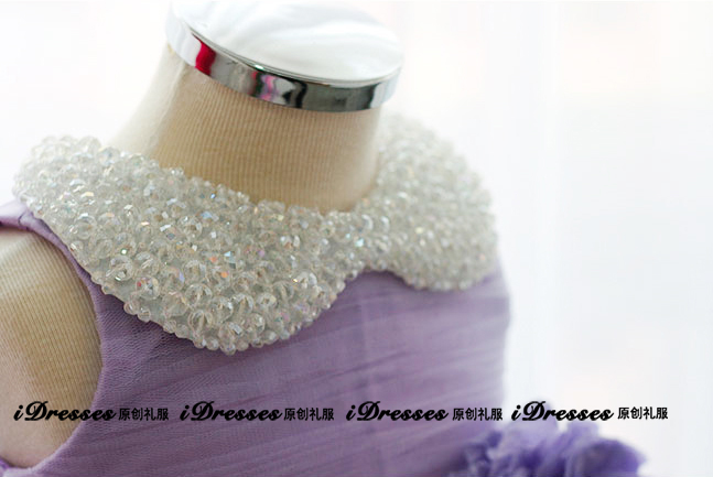 Pre-order ชุดราตรีเด็กสไตล์เจ้าหญิง กระโปรงทำด้วยผ้าตาข่ายนิ่ม เป็นชั้น ๆ ปกคอตกแต่งด้วยเลื่อม ส่วนเอวตกแต่งด้วยเพชรและดอกไม้สามมิติ ดูดี หรู สวยงาม