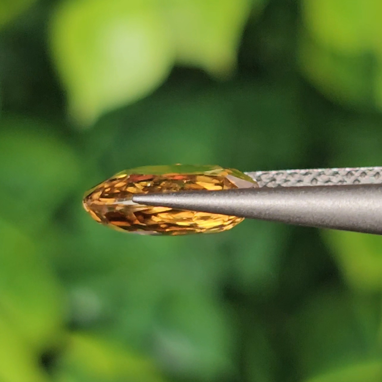 พลอย เพทาย (Zircon) 2.40 กะรัต (Cts.) พลอยแท้ อัญมณีมงคลประจําวันเกิด เครื่องประดับพลอย