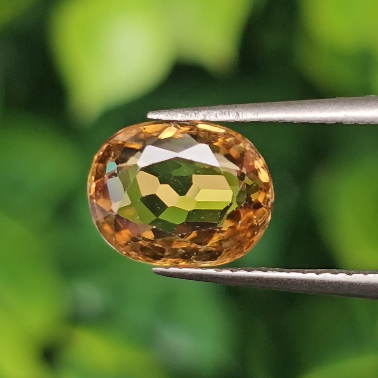 พลอย เพทาย (Zircon) 2.40 กะรัต (Cts.) พลอยแท้ อัญมณีมงคลประจําวันเกิด เครื่องประดับพลอย