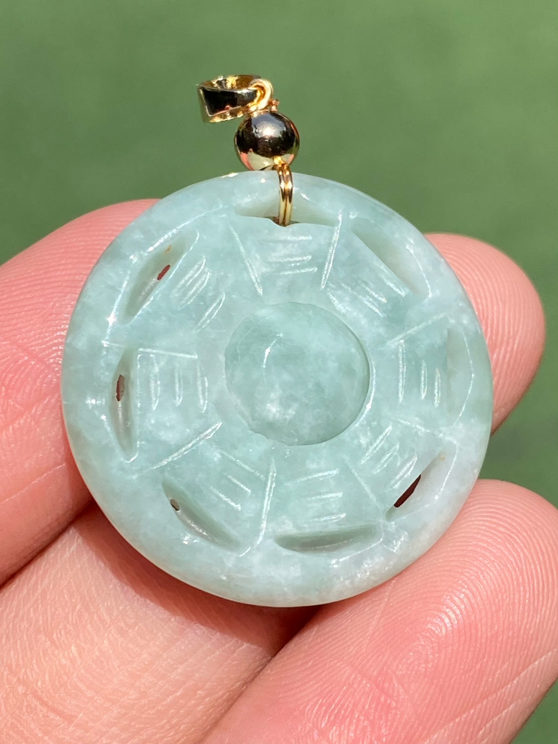 หยก พม่า แท้ จี้หยก (Burmese jadeite) แกะสลักกระจกแปดทิศ 28.26 กะรัต (Cts.) หยกแท้ อัญมณีมงคลประจําวันเกิด เครื่องประดับหยก