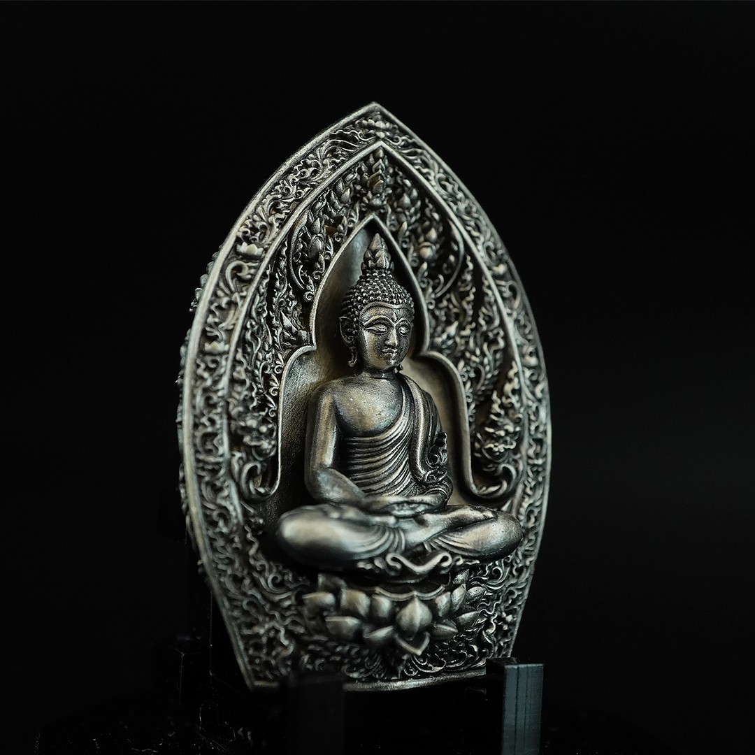 พระกริ่งเจ้าสัวเสวยสุข เนื้อเงินซาติน ขนาด 2.45 X 3.5 เซนติเมตร