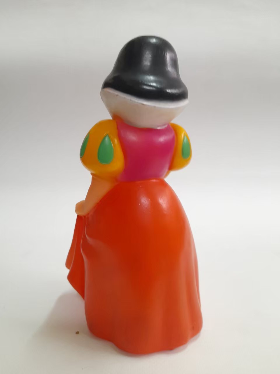 ตุ๊กตายางสโนไวท์ยางบีบ รุ่นเก่างานเรทโทร ขนาดตามรูป หายากไม่พบบ่อย มือสองสภาพดี