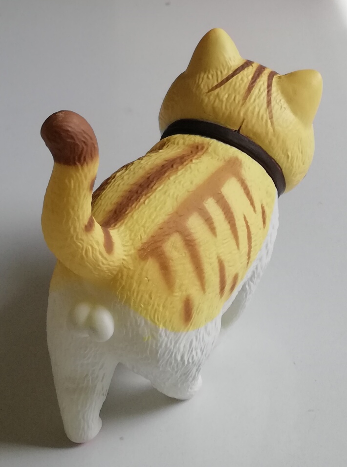 โมเดล "แมวอ้วน Cat Bells" ตัวเหลืองลายน้ำตาล ท้องขาว ขนาดตามภาพ วัสดุ :พลาสติก