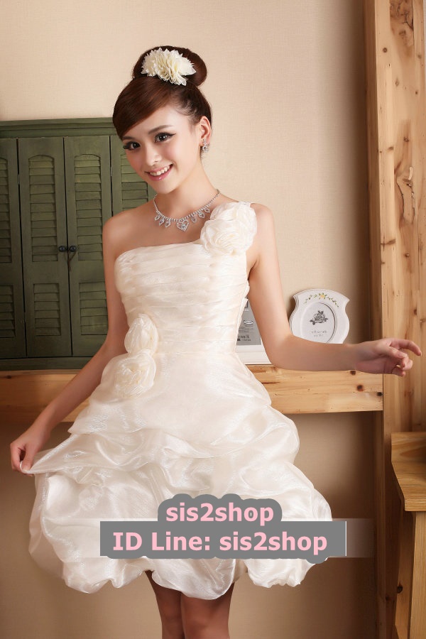 พร้อมเช่า ชุดแฟนซี ชุดราตรีสั้น ผ้าแก้วจับจีบย่น แต่งดอกไม้สวยหวาน สีครีม