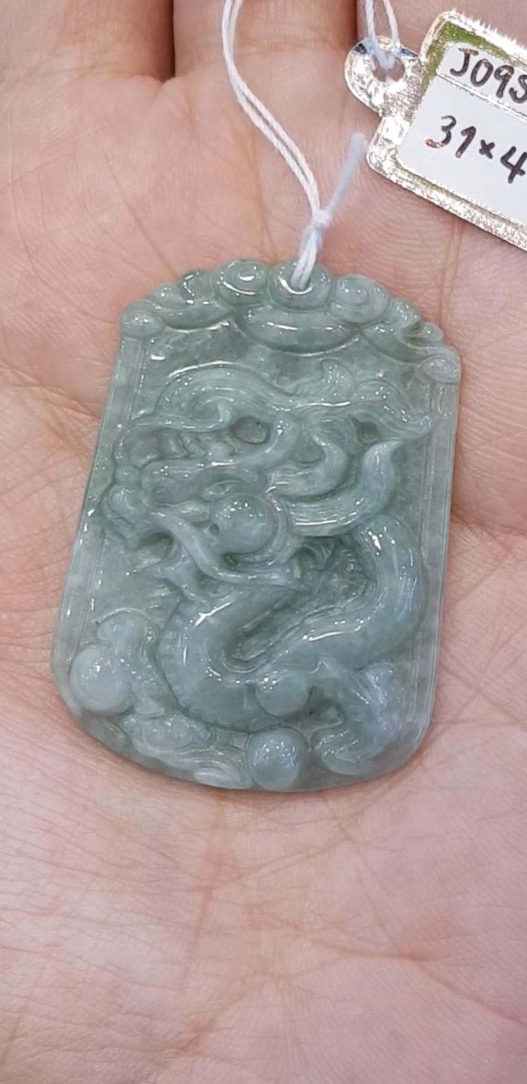 หยก พม่า แท้ Jade จี้หยก (jadeite) แกะสลักรูปมังกร ดิบ ไม่ผ่านการปรับปรุง (Type A) พม่า (Myanmar)