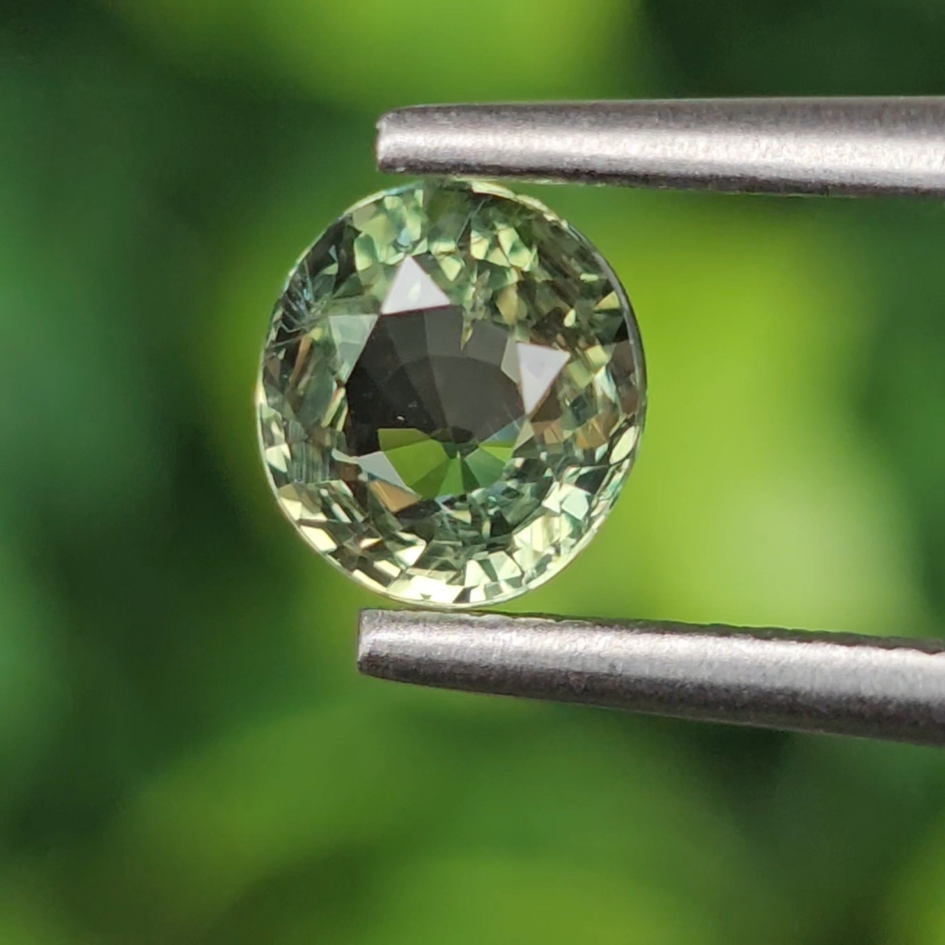 พลอย เขียวส่อง Green Sapphire 0.85 กะรัต (Cts.) ดิบ (Unheated) พลอยแท้ อัญมณีมงคลประจําวันเกิด เครื่องประดับพลอย