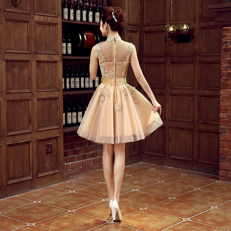 Pre-order ชุดราตรีสั้น หุ้มคอทรงคอจีน แขนกุด แต่งลูกไม้กระโปรงตาข่าย เพิ่มโบว์ช่วงเอว สวยหรู สีทอง (ซิปหลัง)