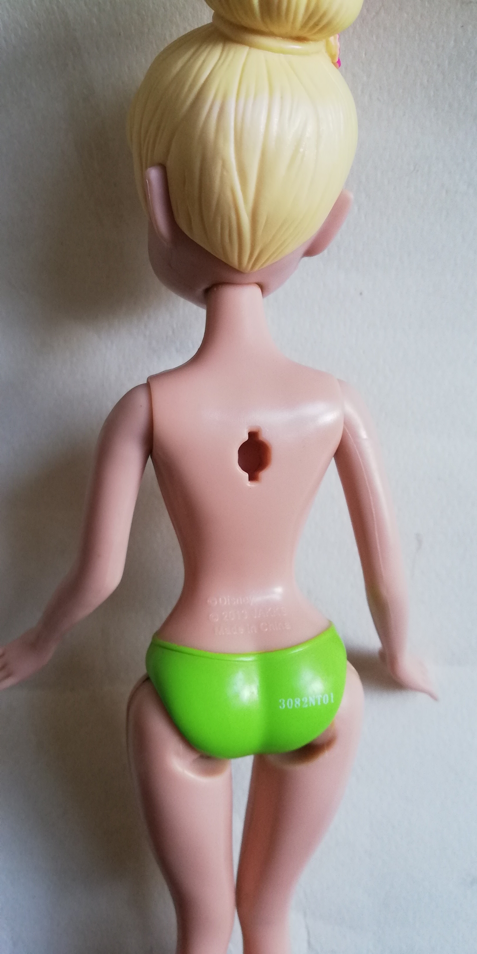 มีหลายภาพค่ะ, ตุ๊กตา ทิงเกอร์เบลล์ จากดิสนีย์*** ปีกไม่ได้มากับตัว, ไม่ได้มีรองเท้า มีของตามภาพ ขาแน่นมาก ***งอแทบไม่ได้ พร้อมชุด เป็นยางสีเขียวถอดออกได้ตามภาพ, ขาแข็ง พับงอไม่ได้