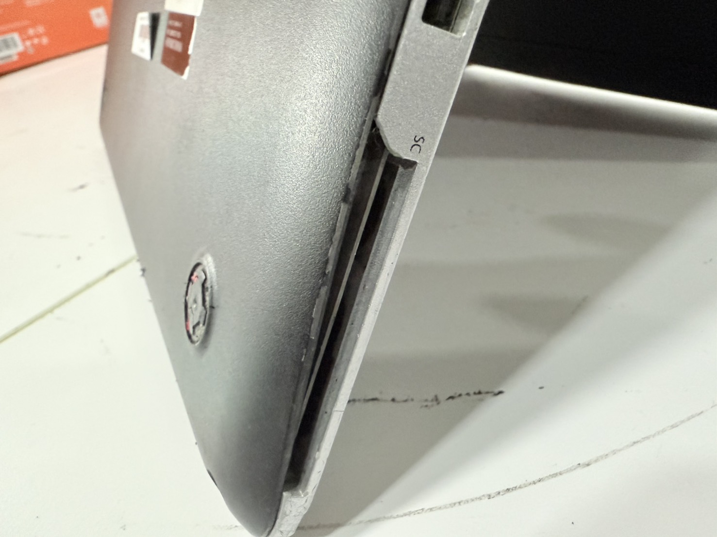 Notebook HP EliteBook 840 G4 (i5-7300U/8GB/M.2 256GB) ไม่มี Adapter แบตเสื่อม จอเป้นเส้น ฝามีคราบกาวเล็กน้อย