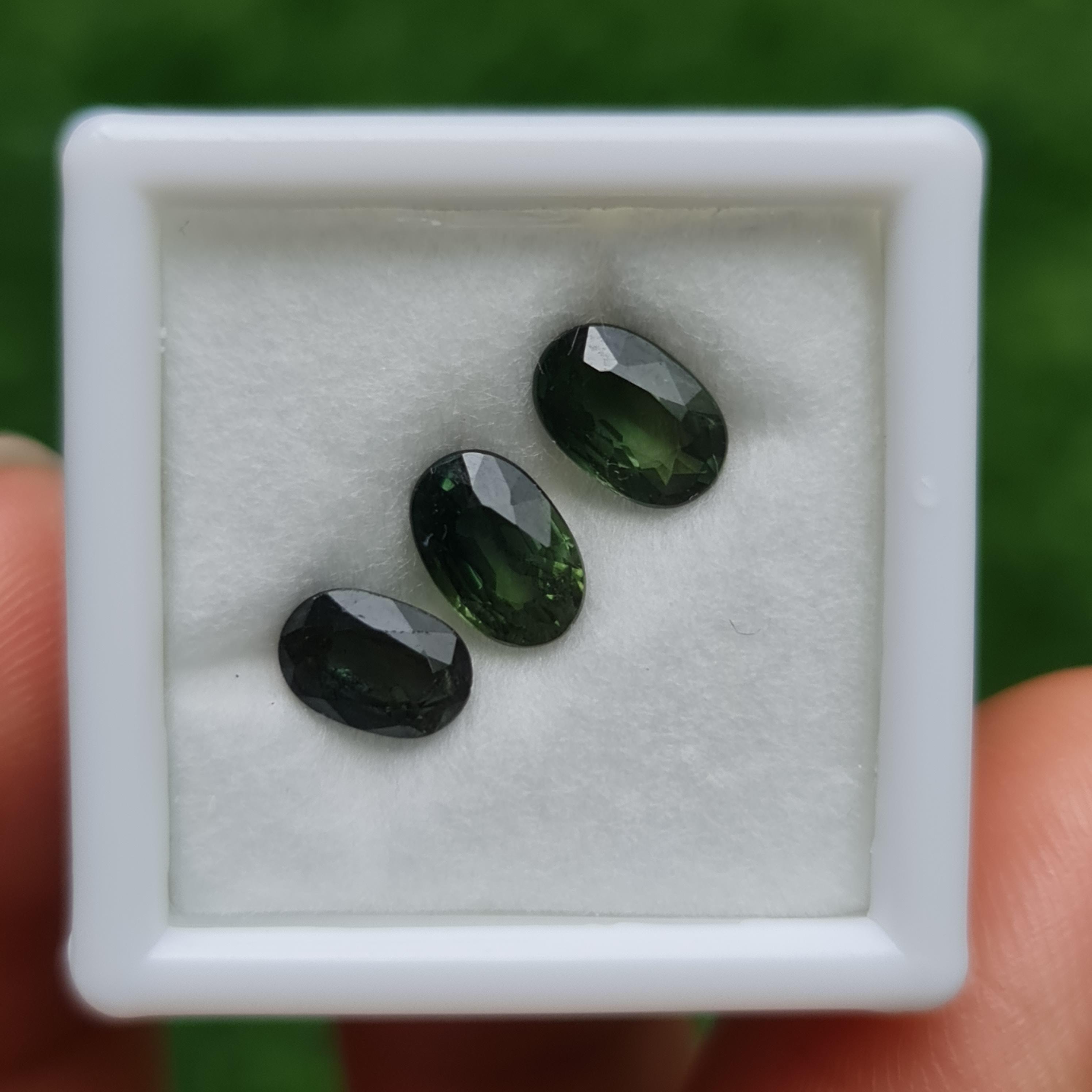 พลอย เขียวส่อง Green Sapphire 2.88 กะรัต (Cts.) 3 เม็ด (Pcs.) พลอยแท้ อัญมณีมงคลประจําวันเกิด เครื่องประดับพลอย