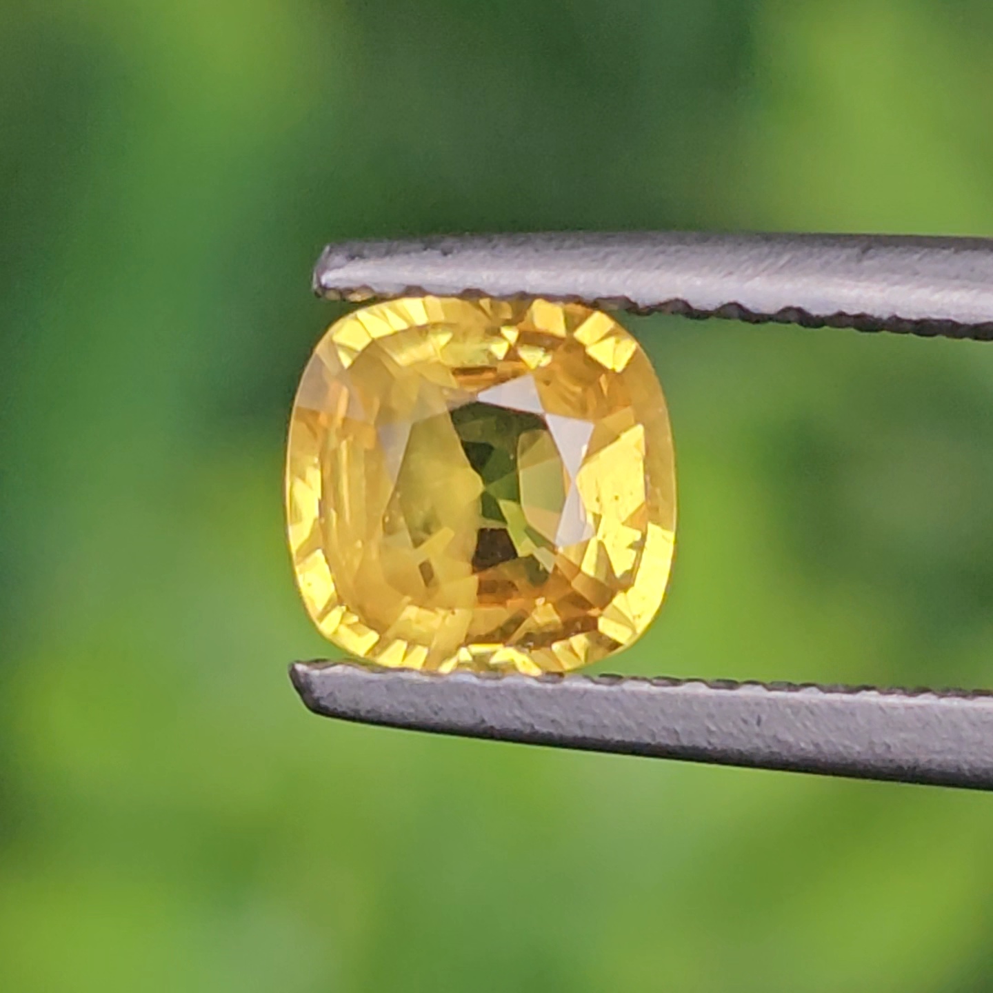 พลอย บุษราคัม yellow sapphire 0.90 กะรัต (Cts.) พลอยแท้ อัญมณีมงคลประจําวันเกิด เครื่องประดับพลอย