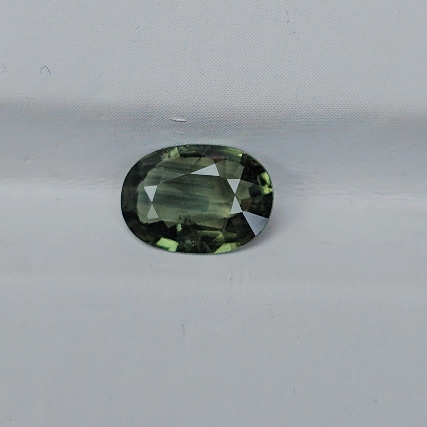 พลอย เขียวส่อง Green Sapphire 1.43 กะรัต (Cts.) พลอยแท้ อัญมณีมงคลประจําวันเกิด เครื่องประดับพลอย