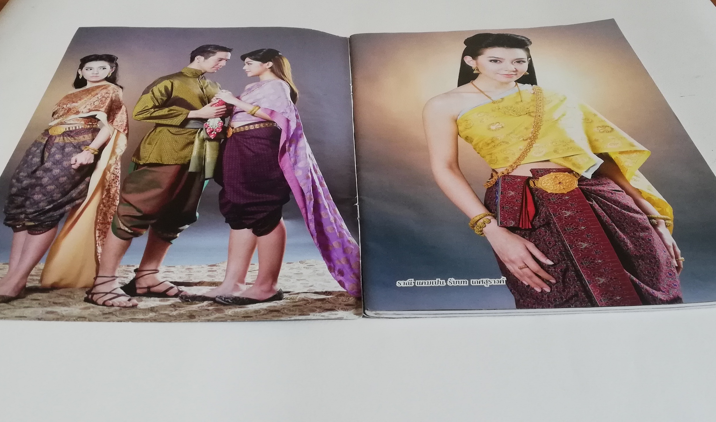 นิตยสารเก่าจากสยามดารา ละครทีวี บุพเพสันนิวาสฟีเวอร์ (1) สุดฟิน ช็อตเด็ด ซีนหวาน ทะลุมิติเรื่องจริงแผ่นดินพระนารายณ์ ภูมิทัศน์กรุงศรีอยุทธยา โอ่อ่าสง่างามเกินบรรยาย ต้องไม่พลาดมนต์ขลัแหล่งท่องเที่ยว ตามรอยบุพเพสันนิวาส