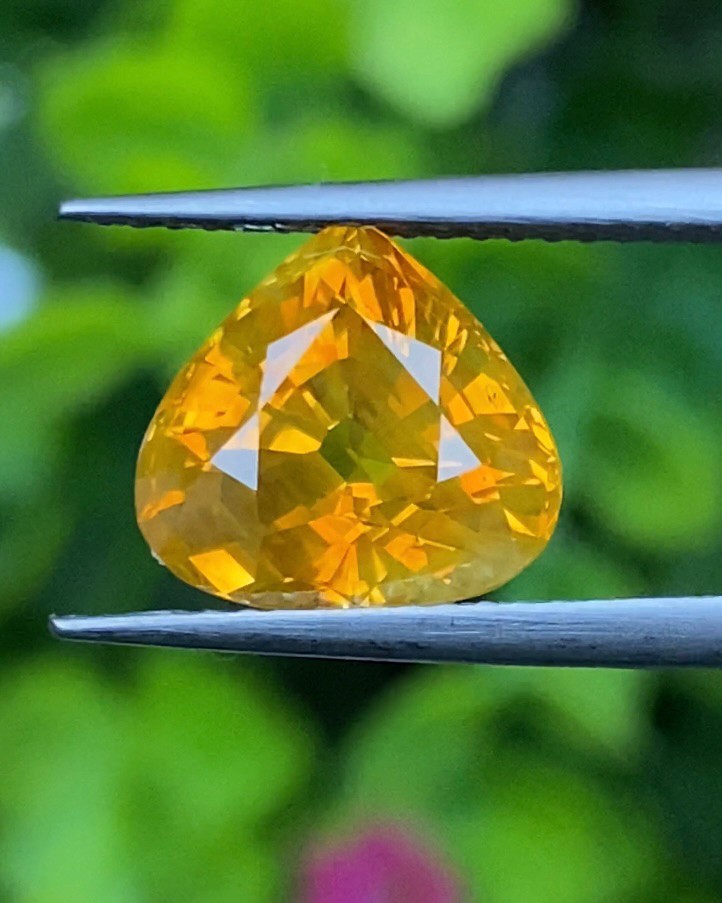 พลอย บุษราคัม Yellow Sapphire 4.07 กะรัต (Cts.) พร้อมใบเซอร์ พลอยแท้ อัญมณีมงคลประจําวันเกิด เครื่องประดับพลอย