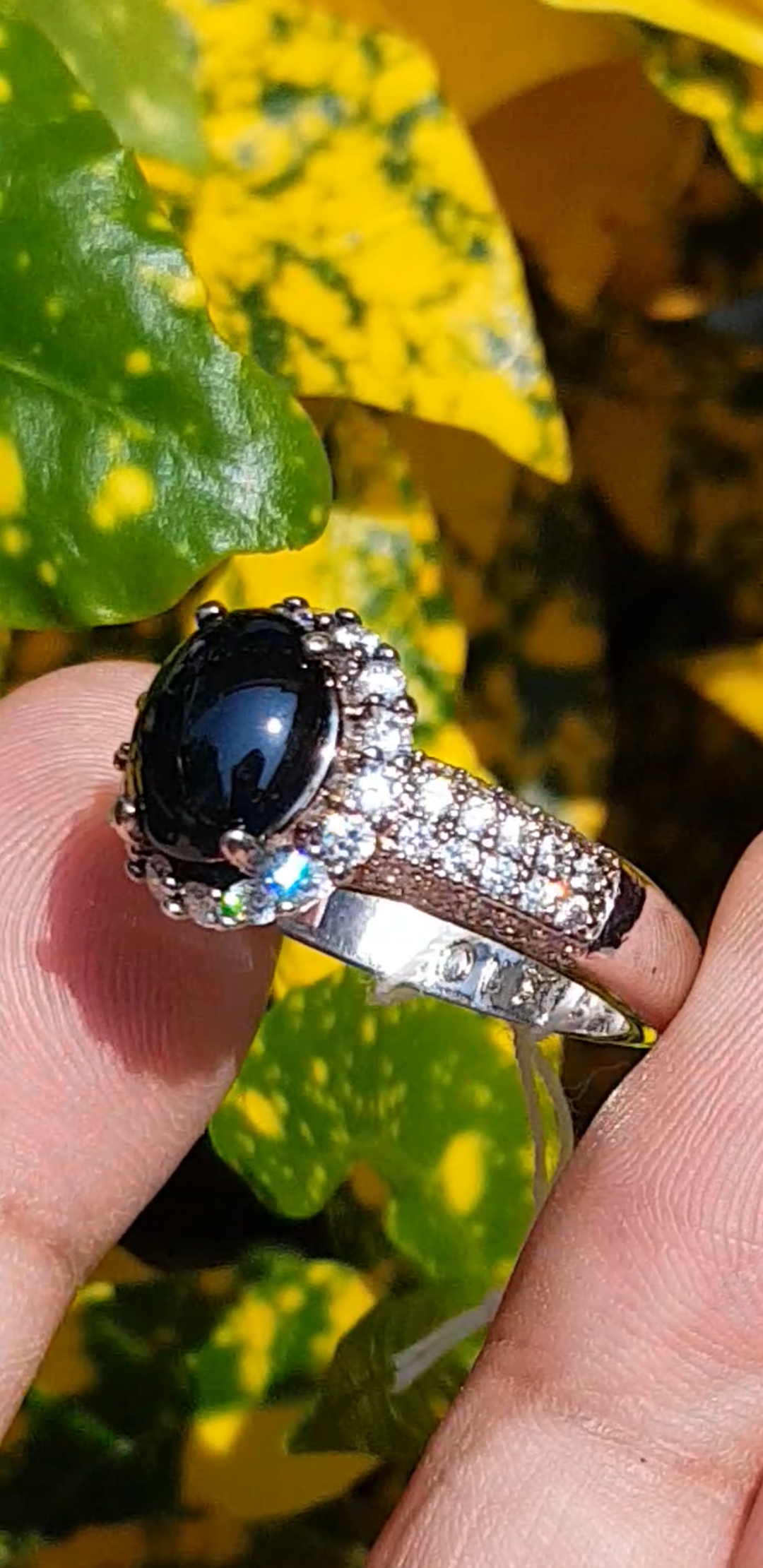 หยก พม่า แท้ Jade แหวนหยก หยกดำ ส่องเขียว (Black jadeite) 1.59 กะรัต (Cts.) Size 60 ดิบ ไม่ผ่านการปรับปรุง (Type A) พม่า (Myanmar)