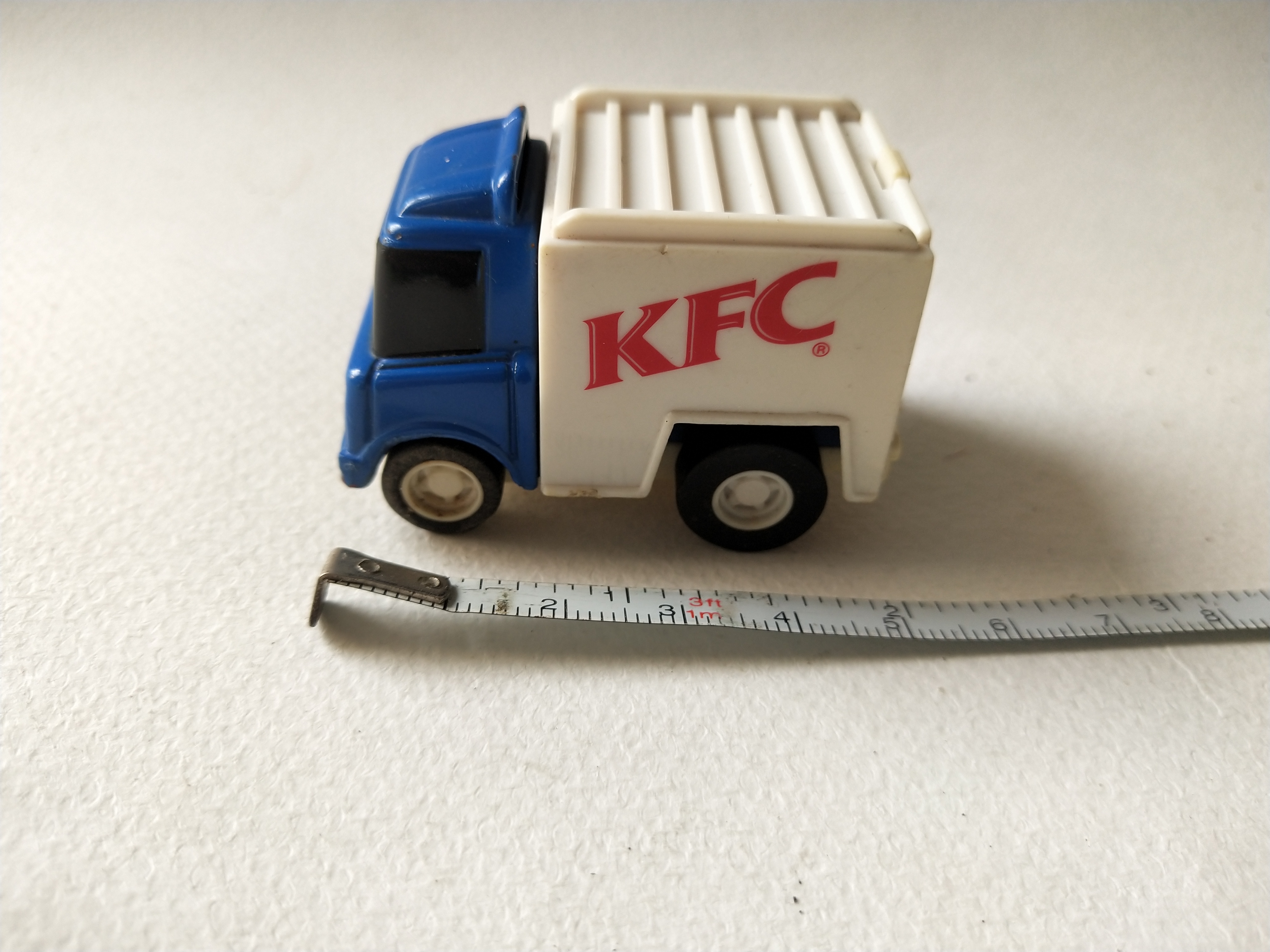 มือ2 ของเล่นของสะสมขนาดเล็ก ตามภาพ รถตู้พิมพ์ลายKFC เปิดท้ายได้