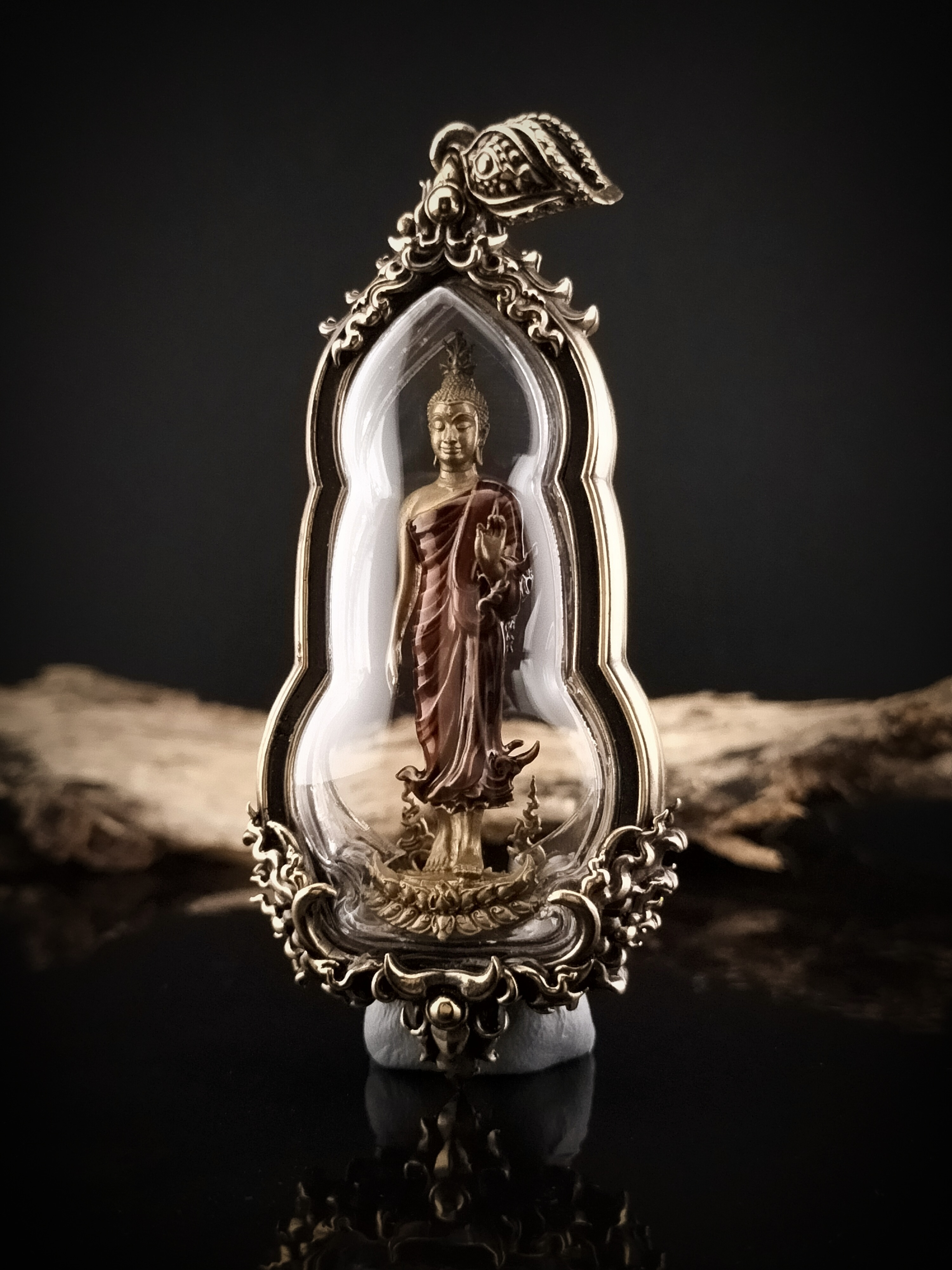 พระพุทธศิริสุขมั่นคงทรัพย์พร้อมเลี่ยมกรอบ รหัส 6 เนื้อทองสัมฤทธิ์ลงยาจีวร