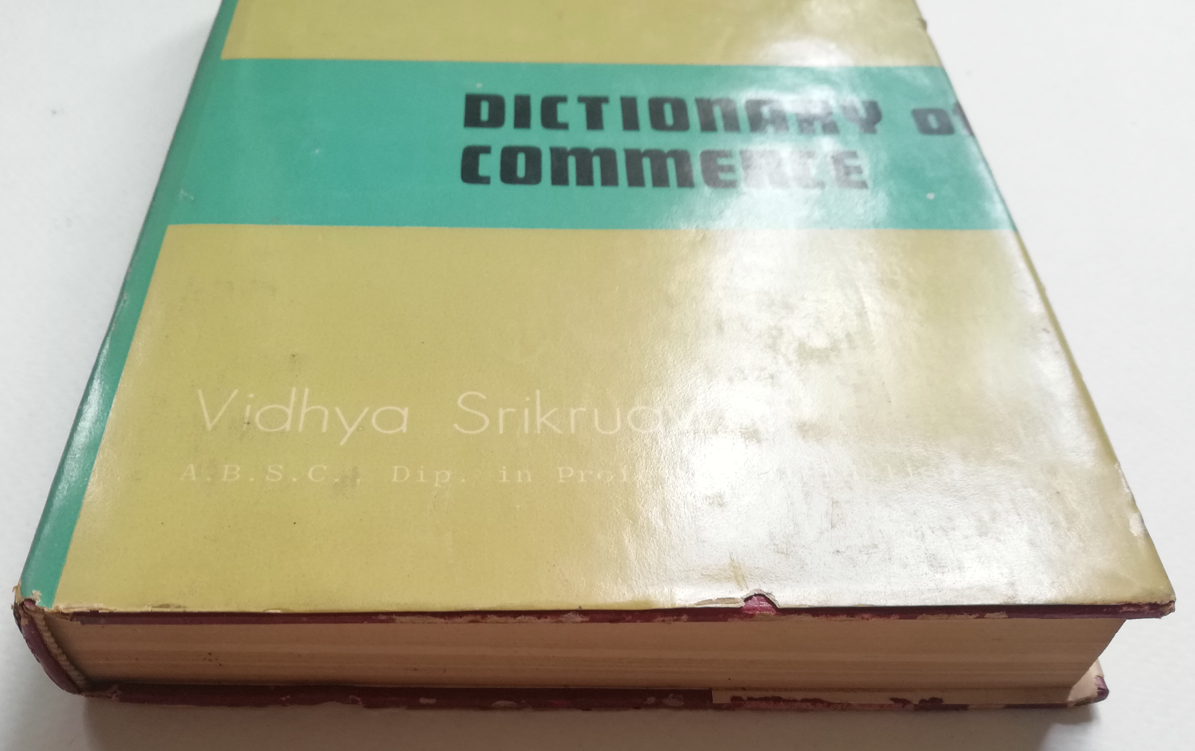 หนังสือเก่า พิมพ์ครั้งที่3 พ.ศ. 2513 "Dictionary of Commerce พจนานุกรมศัพท์พานิชย์" โดย กมล ชูทรัพย์ A.CBI. (LONDON) F.F.C.S (GUILDFORD) Dip in Accounting (LONDON) ) และ วิทยา ศรีเครือวัลย์ F. Com, A.,F.F.C.S.(GUILDFORD) บรรจุศัพท์ต่างๆเกี่ยวกับ