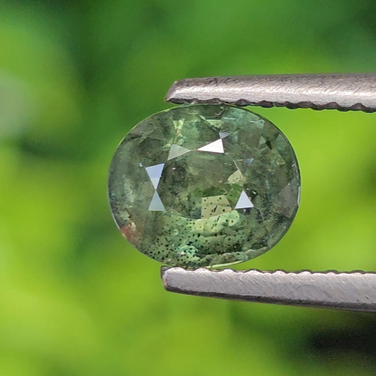 พลอย เขียวส่อง Green Sapphire 1.16 กะรัต (Cts.) พลอยแท้ อัญมณีมงคลประจําวันเกิด เครื่องประดับพลอย