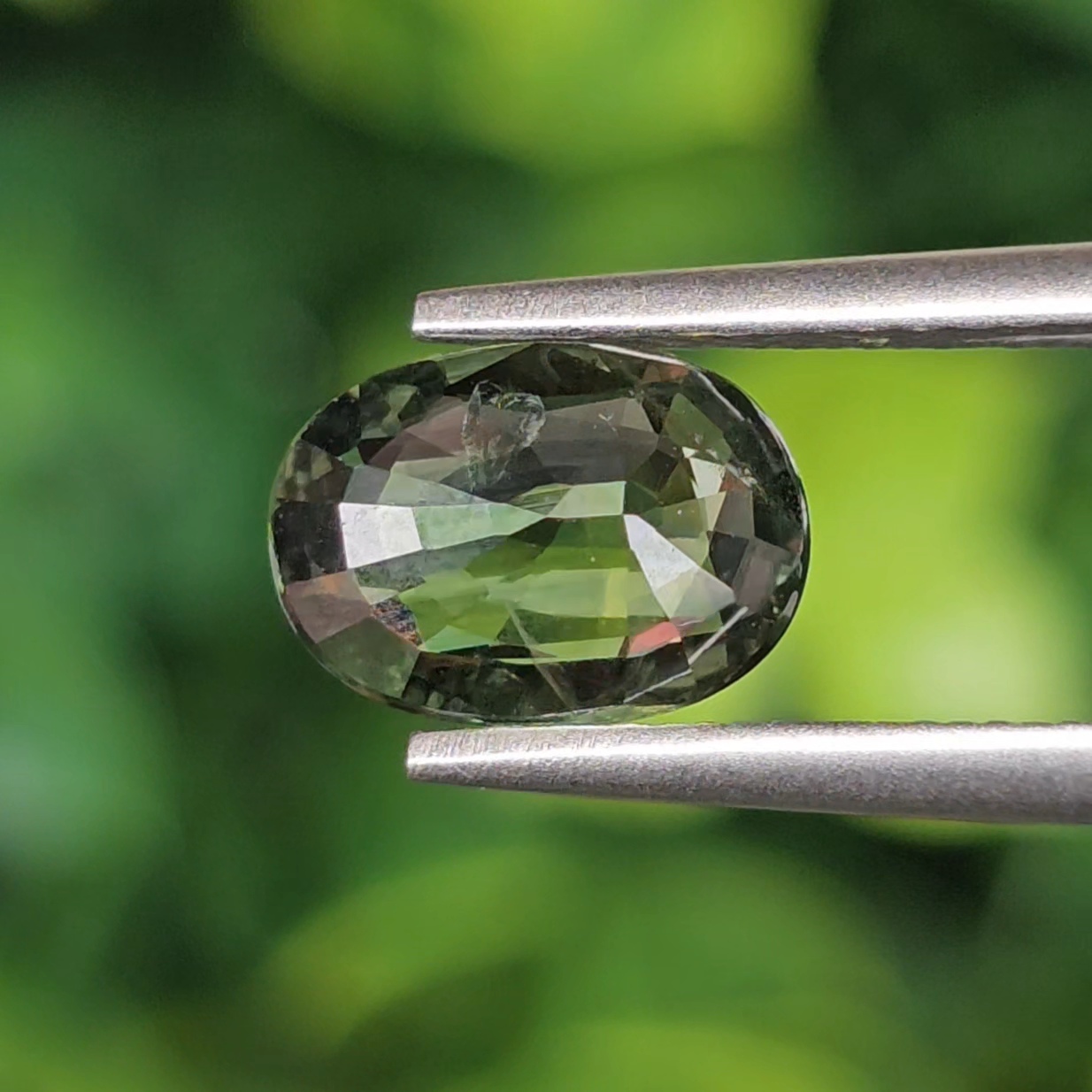 พลอย เขียวส่อง Green Sapphire 1.43 กะรัต (Cts.) พลอยแท้ อัญมณีมงคลประจําวันเกิด เครื่องประดับพลอย