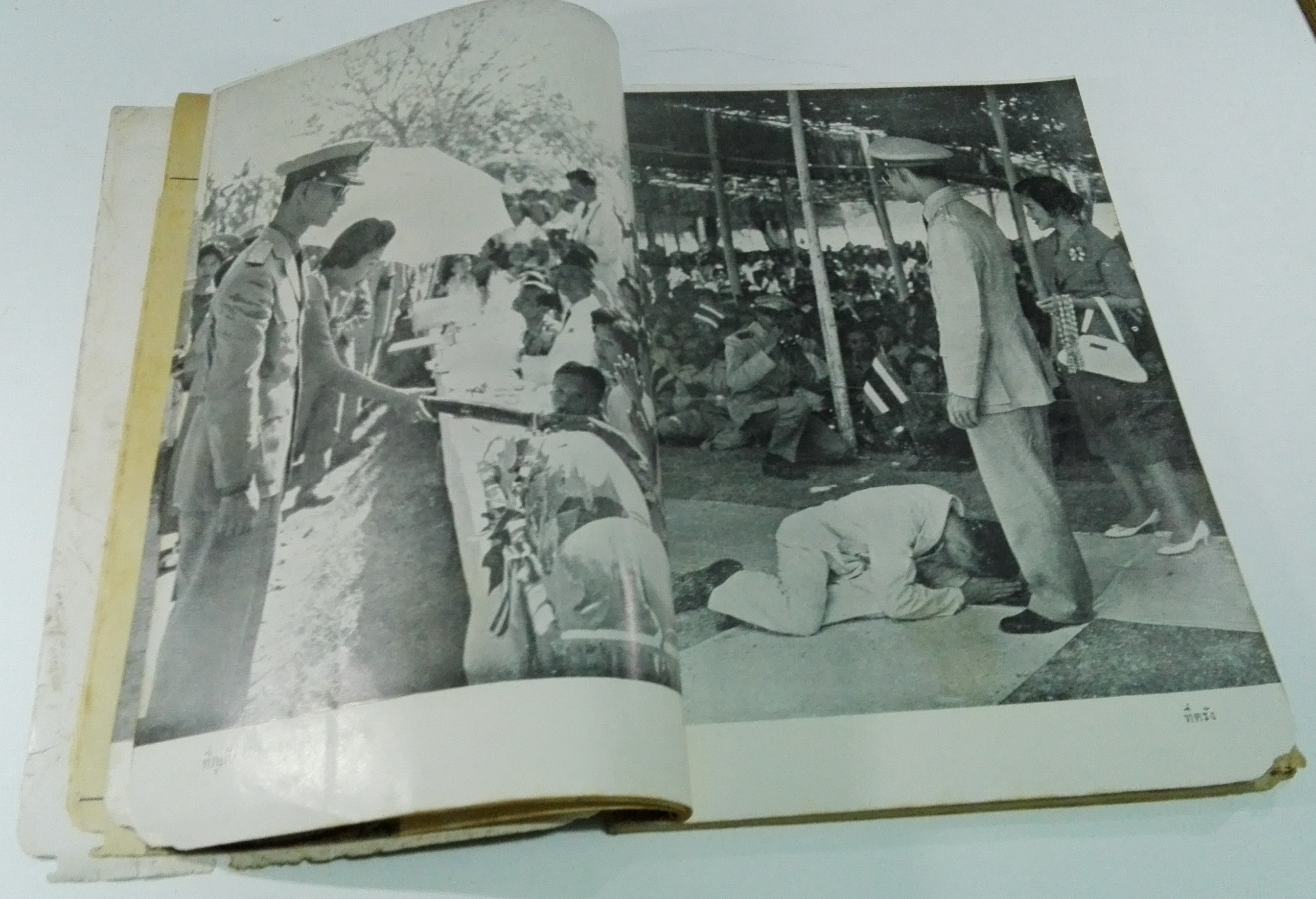 นิตยสารเก่า "ชาวกรุง เดือน พฤษภาคม ปี 2502" ภาพปกโดย นพรัตน์ **นิตยสารเก่ามีตำหนิ โปรดตรวจสอบทุกภาพ เรื่องเก่าเล่าอดีตที่น่าสนใจ นักเขียนรุ่นเก่าผู้ทรงคุณวุฒิ ภาพถ่ายเก่าพร้อมเรื่องราวบนกระดาษมัน และกระดาษปรู๊ฟเก่า และที่น่าสะสมสำหรับผู้รักลายเส