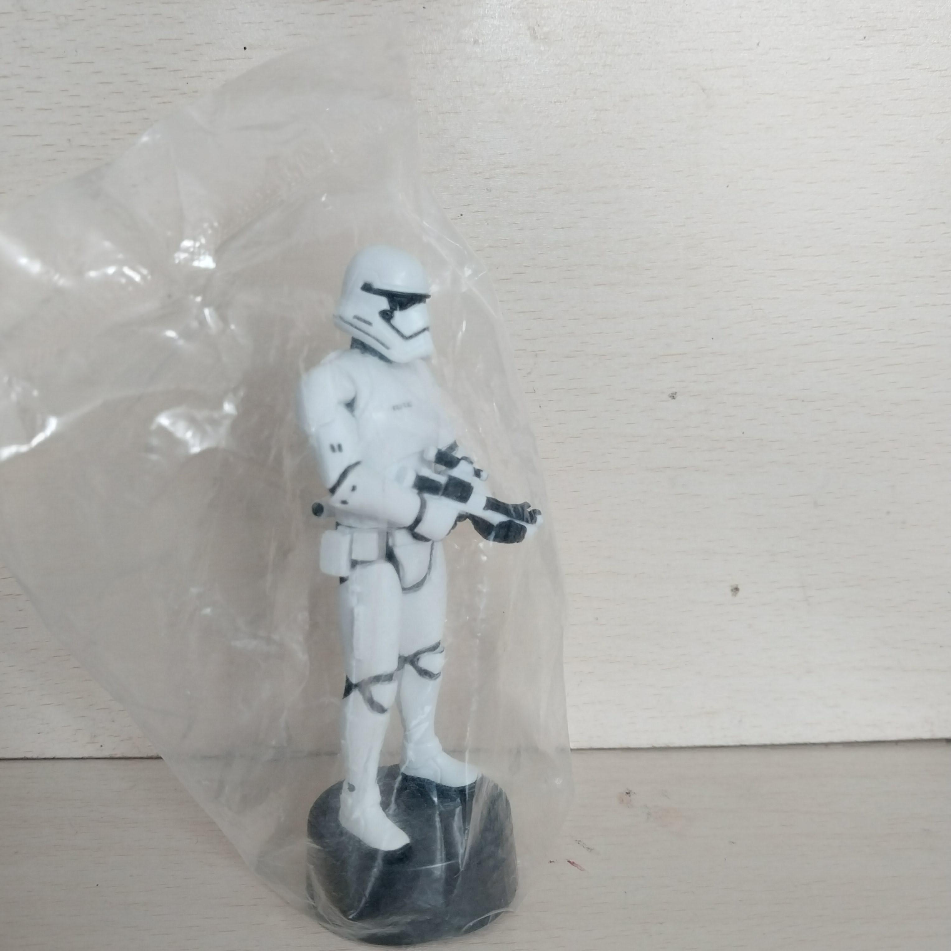 มีหลายภาพ First Order Trooper ในแพ็ค ยืนบนฝาขวด