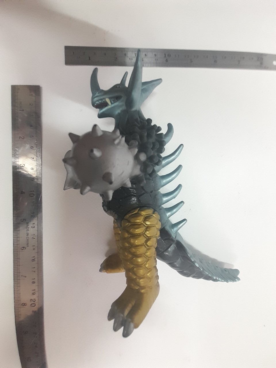 ซอฟ 6..5นิ้ว สัตว์ประหลาดไทแร้นต์ จากอุลตร้าแมนทาโร่ มือสอง สภาพดี มีรอยบ้าง มีปั๊มใต้เท้า