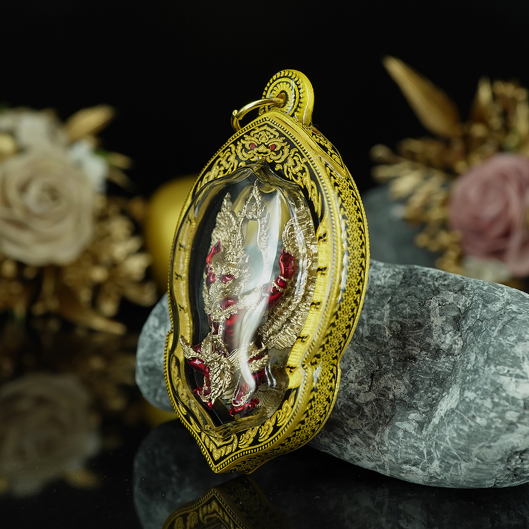 บริการเลี่ยมแบบมีลายขอบข้าง No.A สีทอง (แบบห้อยคอ ขนาดพระไม่เกิน 5 เซนติเมตร) ** ลูกค้าส่งงานมาเลี่ยมที่ร้าน ระยะเวลาเลี่ยมประมาณ 3-5 วัน ไม่รวมระยะเวลาจัดส่ง **