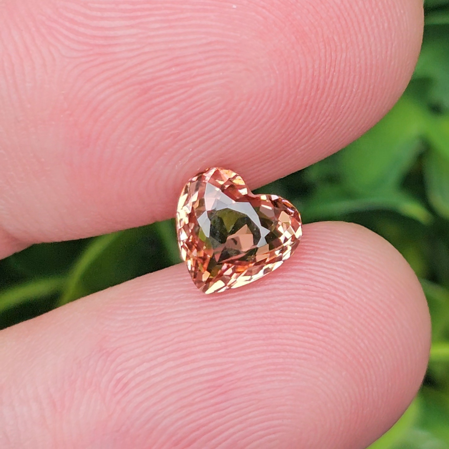 พลอย ทัวร์มาลีน Tourmaline 2.02 กะรัต (Cts.) ลอยแท้ อัญมณีมงคลประจําวันเกิด เครื่องประดับพลอย