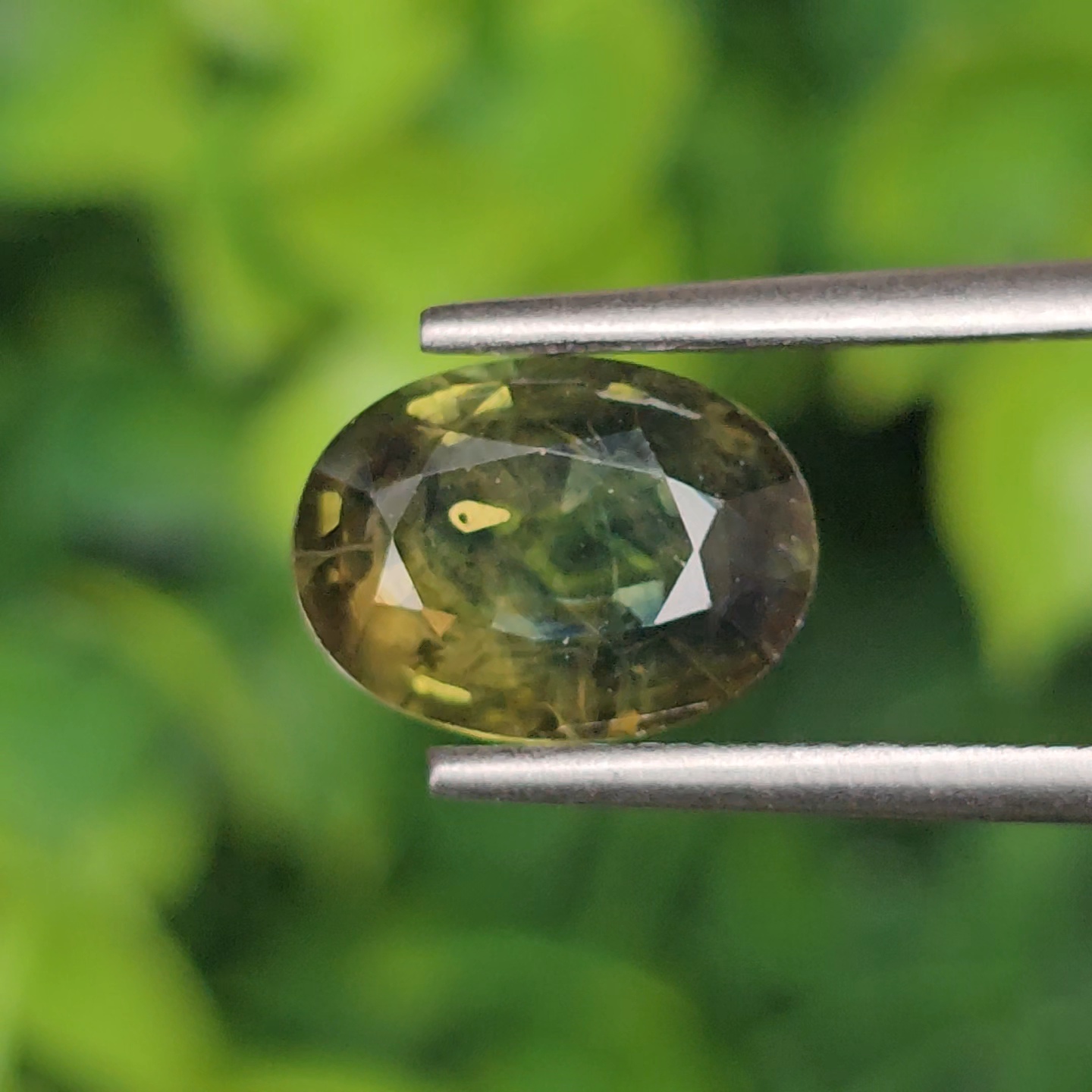 พลอย เขียวส่อง Green Sapphire 2.87 กะรัต (Cts.) พลอยแท้ อัญมณีมงคลประจําวันเกิด เครื่องประดับพลอย