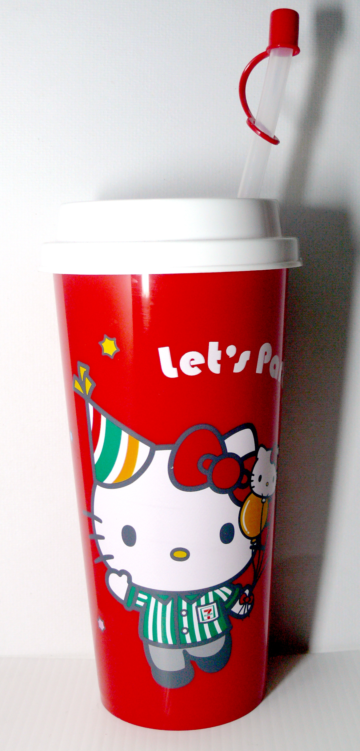 แก้วน้ำอัดลม ขนาดประมาณ 18 ออนซ์ ของสะสมจาก 7-11 Sanrio Collection สีแดง-ขาว ลายเฮลโหล คิตตี้ Hello Kitty