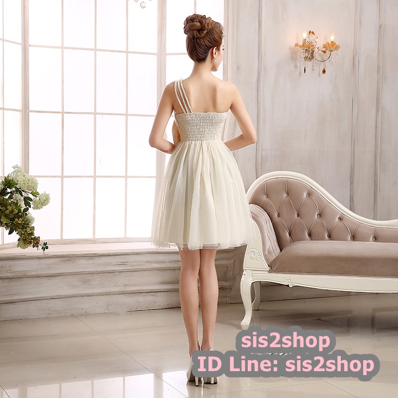 พร้อมส่ง ชุดเดรสสั้น เกาะอก ไหล่เดียวแต่งดอก เอวคาดโบว์ จับสม๊อกด้านหลัง สีครีม