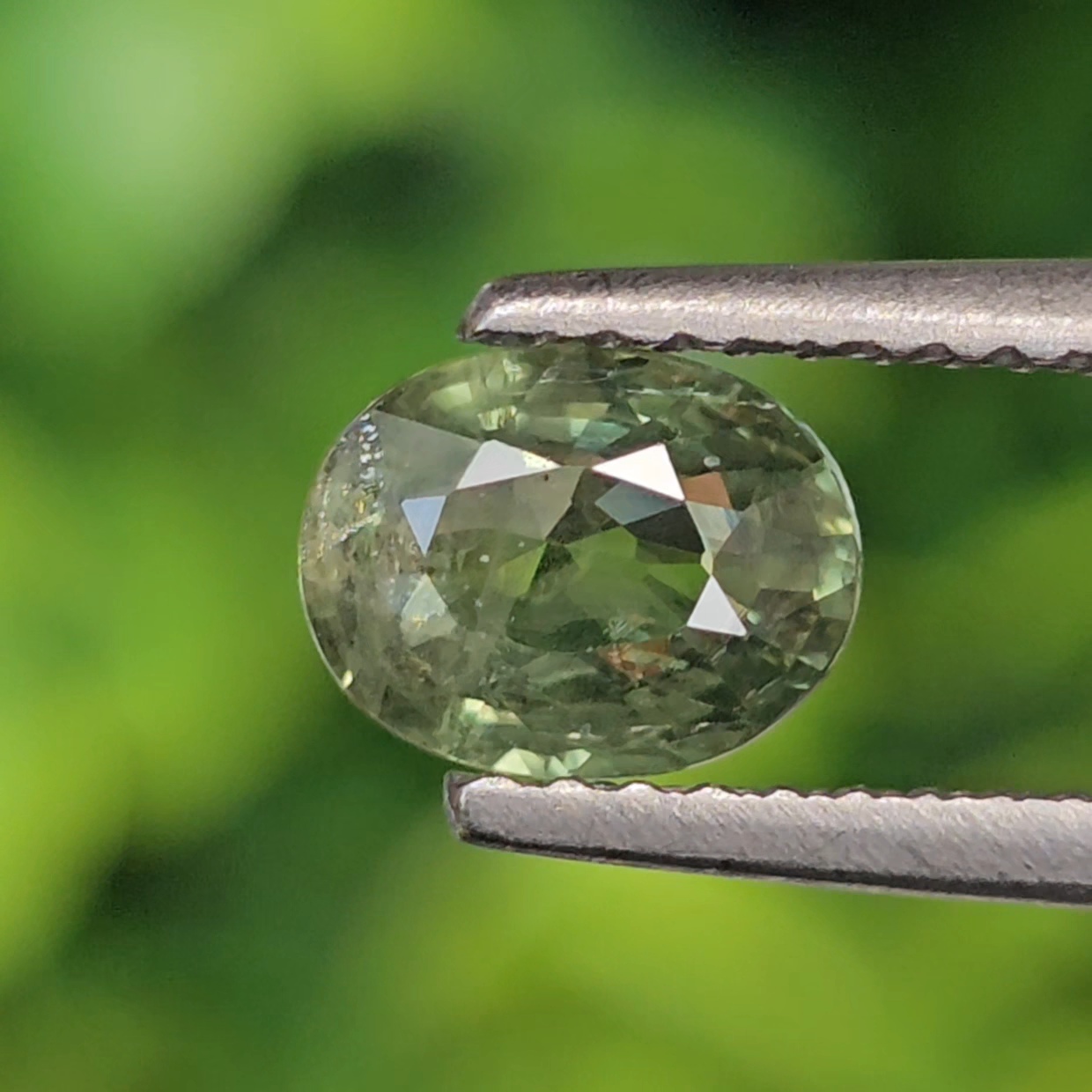 พลอย เขียวส่อง Green Sapphire 1.06 กะรัต (Cts.) พลอยแท้ อัญมณีมงคลประจําวันเกิด เครื่องประดับพลอย