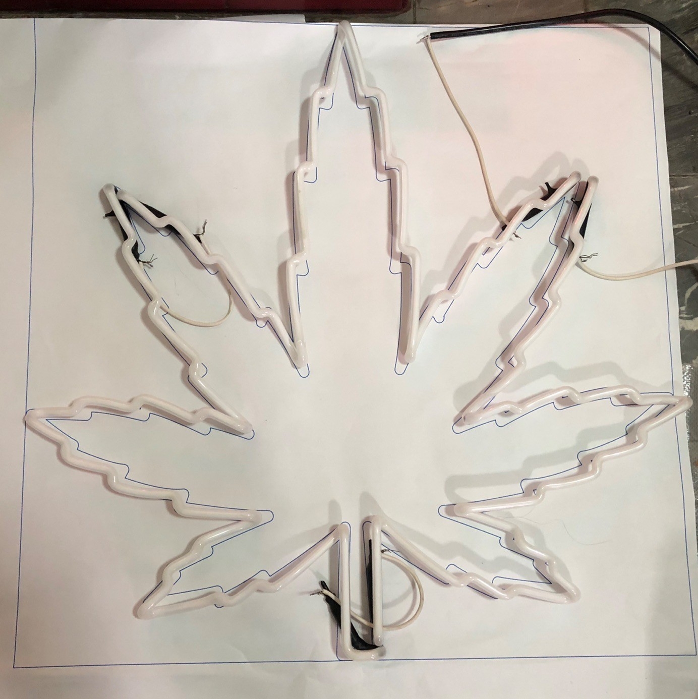 ป้ายไฟนีออนแก้วดัดรูปใบกัญชา แสงสีเขียว ขนาด 60 cm