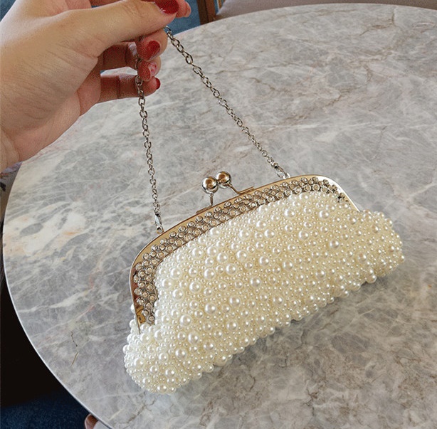 Evening Clutch กระเป๋าออกงาน แต่งมุกทั้งใบ คาดเพชรสวยหรู มาพร้อมกับสายโซ่สะพาย