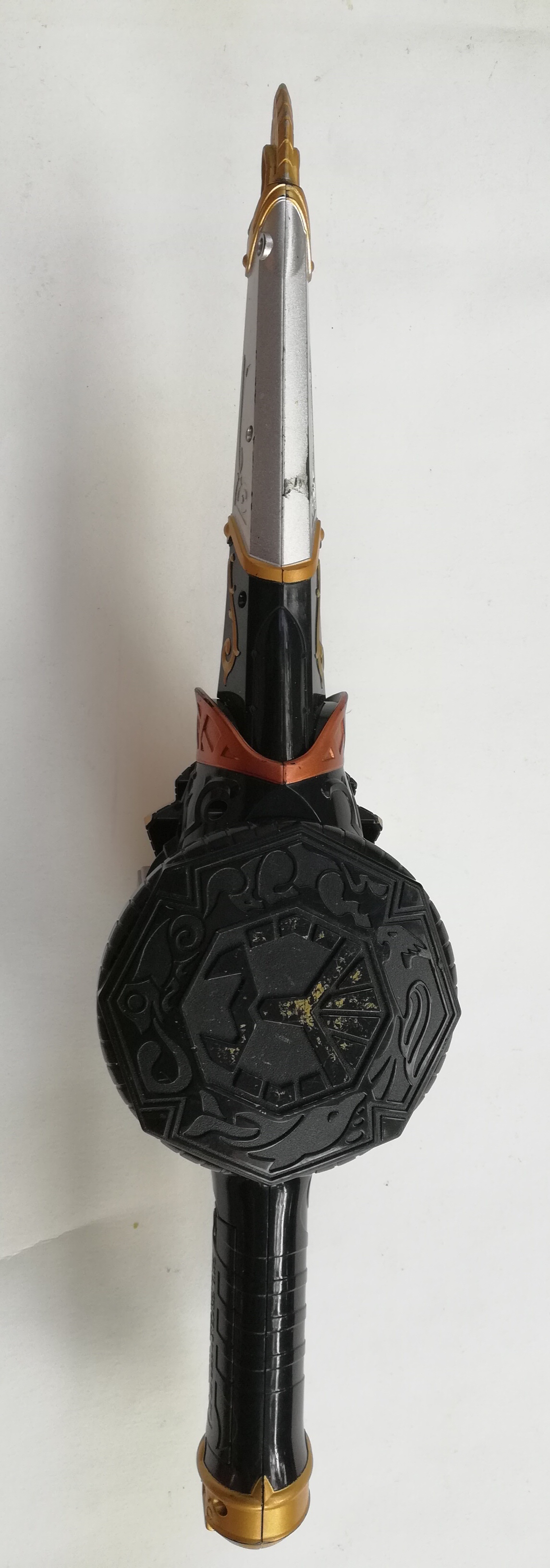 ดาบ Dice saber ของ คาเมนไรเดอร์บีสต์ Rider Beast จากซีรีย์ มาสไรเดอร์ วิซาร์ด Masked Rider Wozard ใช้เล่นกับแหวน ไรเดอร์บีสต์ ได้ทุกวง แถมแหวน โลมา1วง **มีตำหนิ โปรดตรวจสอบทุกภาพ เล่นได้ปกติ ใส่ถ่านแล้ว มีเสียง