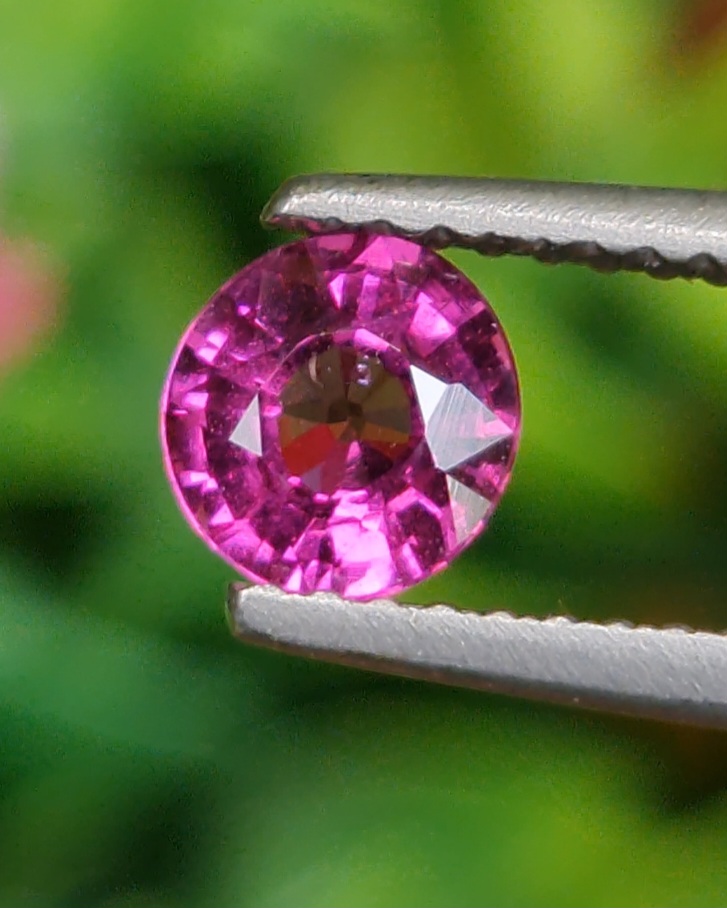 พลอย โรโดไลต์ กาเน็ท Rhodolite Garnet 0.66 กะรัต Cts.พลอยแท้ อัญมณีมงคลประจําวันเกิด เครื่องประดับพลอย