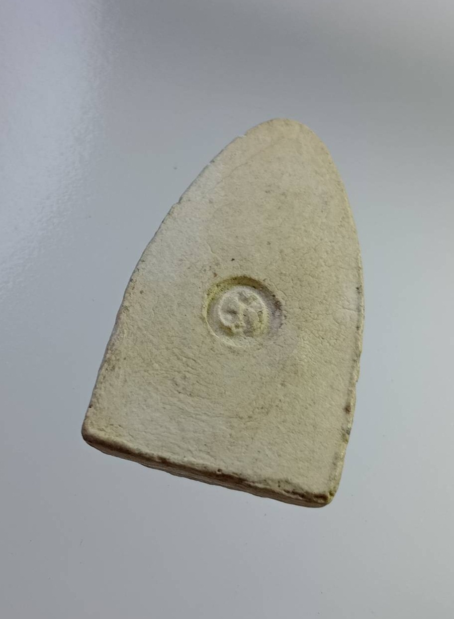 ผ2763 พระผง หลวงปู่ทวด วัดช้างให้ จ.ปัตตานี หลังโค๊ตยันต์นะ