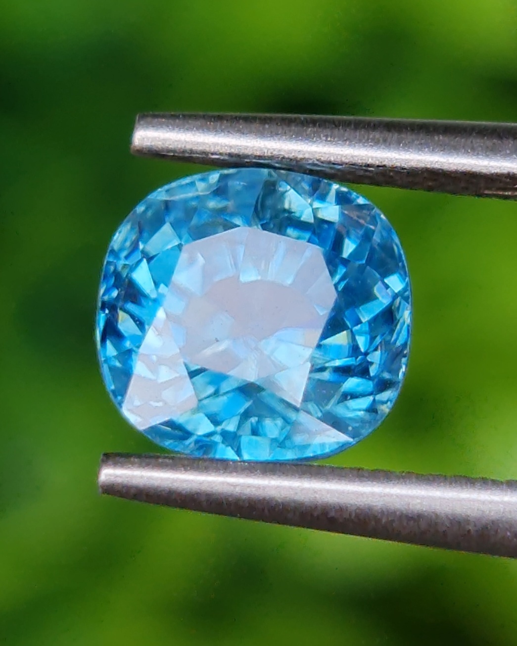 พลอย เพทาย (Zircon) 2.89 กะรัต (Cts.) พลอยแท้ อัญมณีมงคลประจําวันเกิด เครื่องประดับพลอย