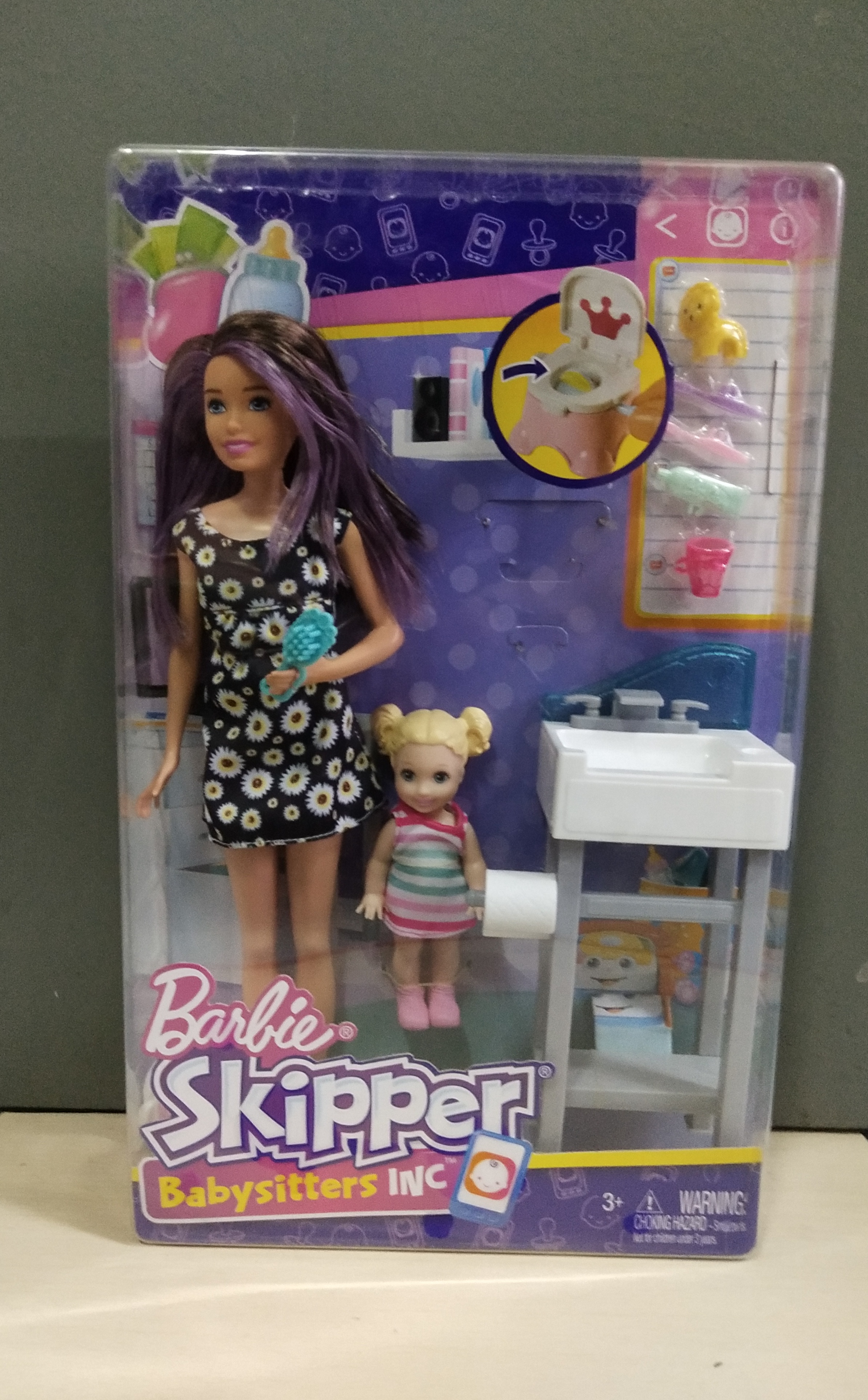 มีหลายภาพ ตุ๊กตาบาร์บี้พี่เลี้ยงเด็ก Barbie Skipper Babysitters Inc. Feeding and Bath-time Playset, featuring Skipper and a small toddler doll """มุมกล่องมีตำหนิ