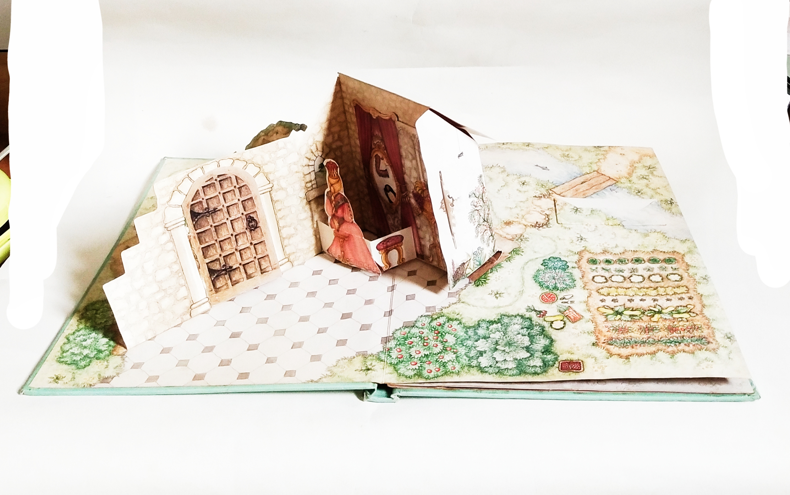 หนังสือนิทานดิสนีย์เก่า ป๊อปอัพ ไม่มีตัวอักษร **มีตำหนิตามภาพ Pop up book with Four Miniture Story Book : Beauty and the Beast and othrer Fantastic Fairy Tales