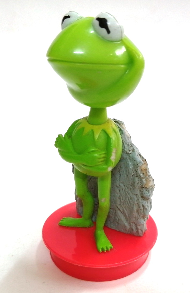 ของสะสม ท๊อปเปอร์กบเคอร์มิท Kermit the Frog จากหุ่นมหาสนุก ( the muppets show) ตัวนี้เป็นรุ่นใหม่ ของดีสนีย์ Disney ขนาดสูง10 ซม. รวมฐานท๊อปเปอร์ เก่าเก็บสะสม