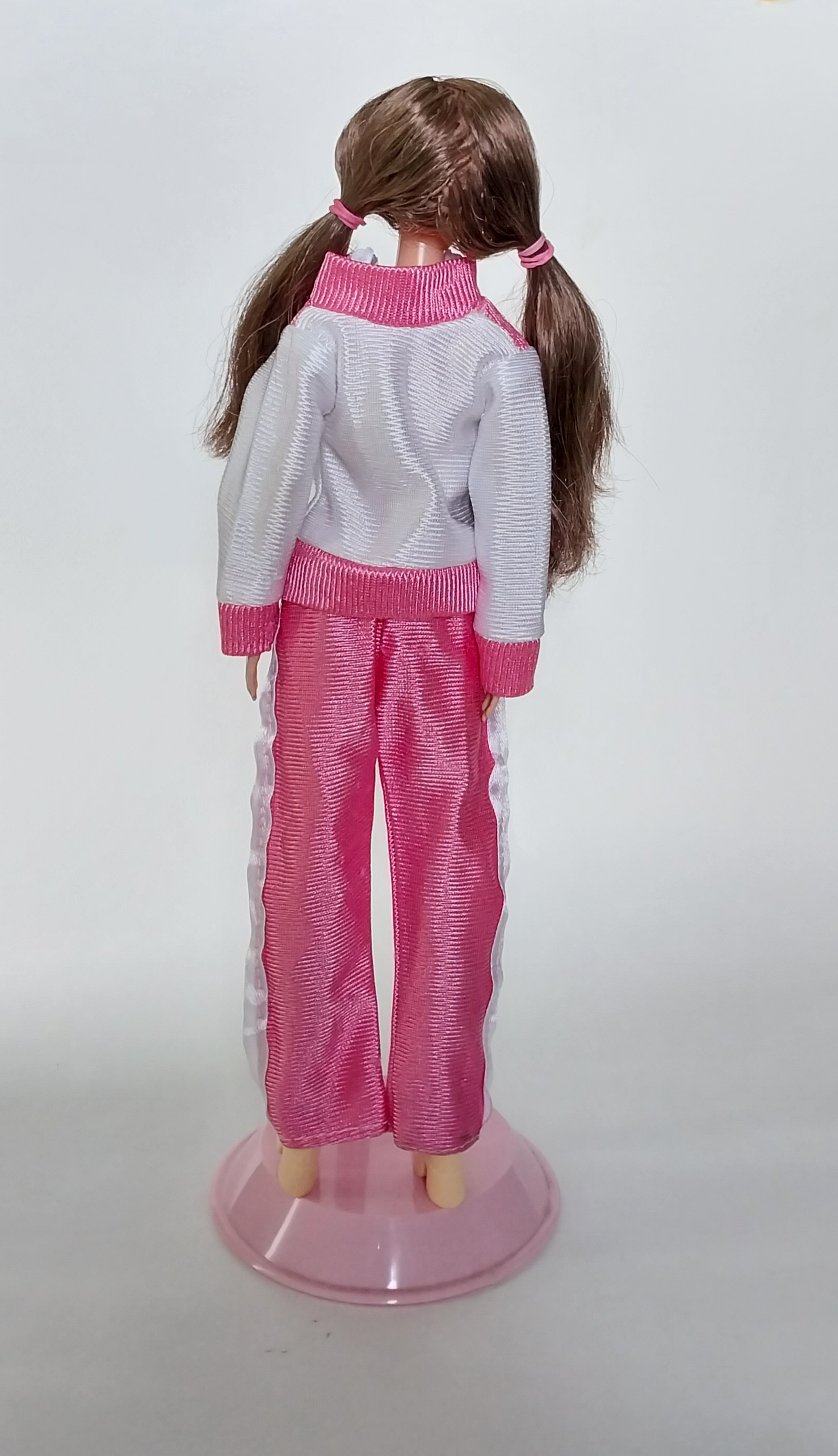 ตุ๊กตาบาร์บี้ **มีรอยบ้างที่ท้อง, ตุ๊กตาขาแข็งไม่ได้ รุ่นอกแบนไม่มีเอว ผมยาวสลวย ผิวเข้ม 2018 Mattel Indonesia