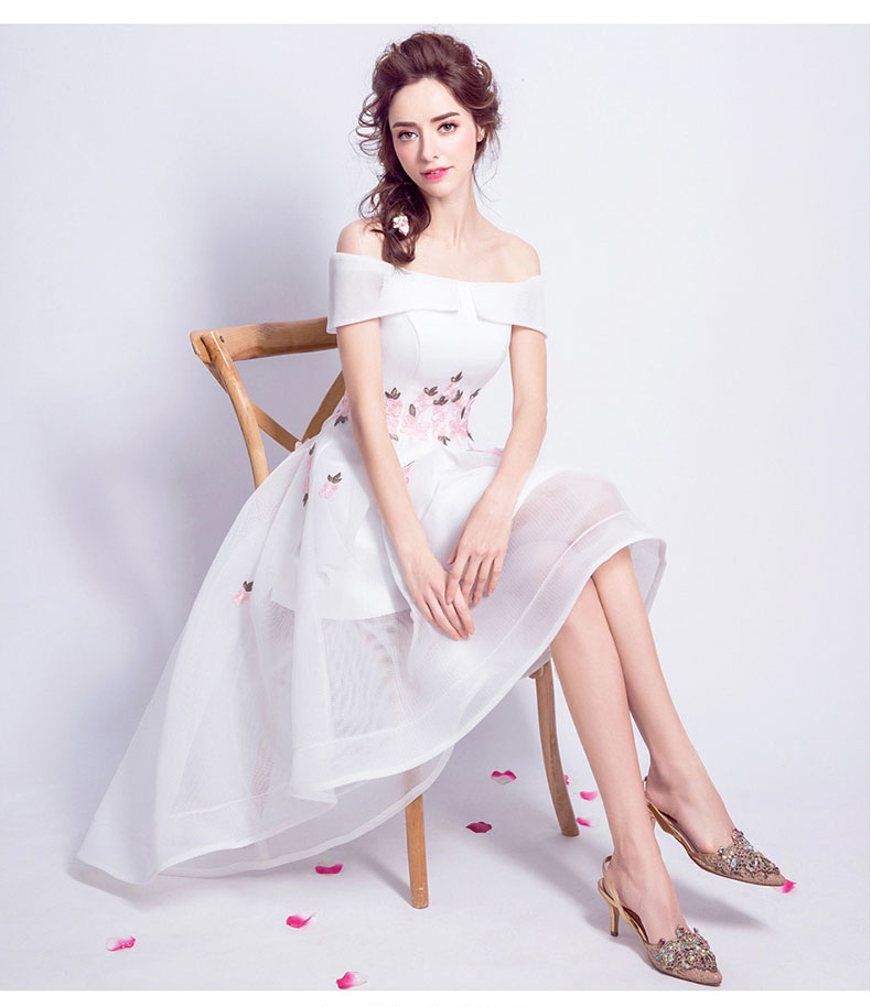 ชุดเจ้าสาวชุดราตรีสั้นแบบไหล่ปาดหน้าสั้นหลังยาวแต่งดอกไม้สวยหวาน (เชือกผูกหลัง)