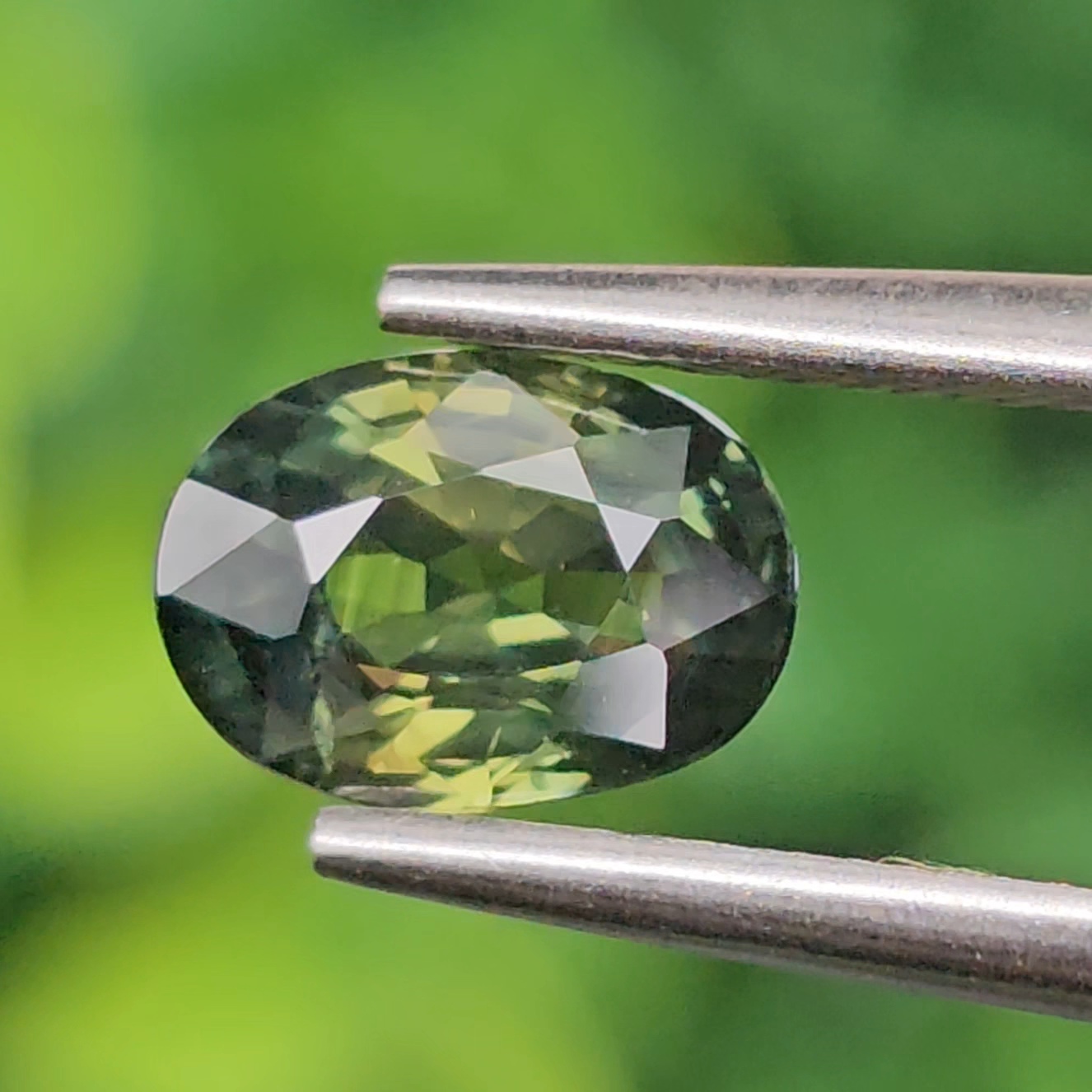 พลอย เขียวส่อง Green Sapphire 1.13 กะรัต (Cts.) ดิบ (Unheated) พร้อมใบเซอร์ (With Certificate) พลอยแท้ อัญมณีมงคลประจําวันเกิด เครื่องประดับพลอย