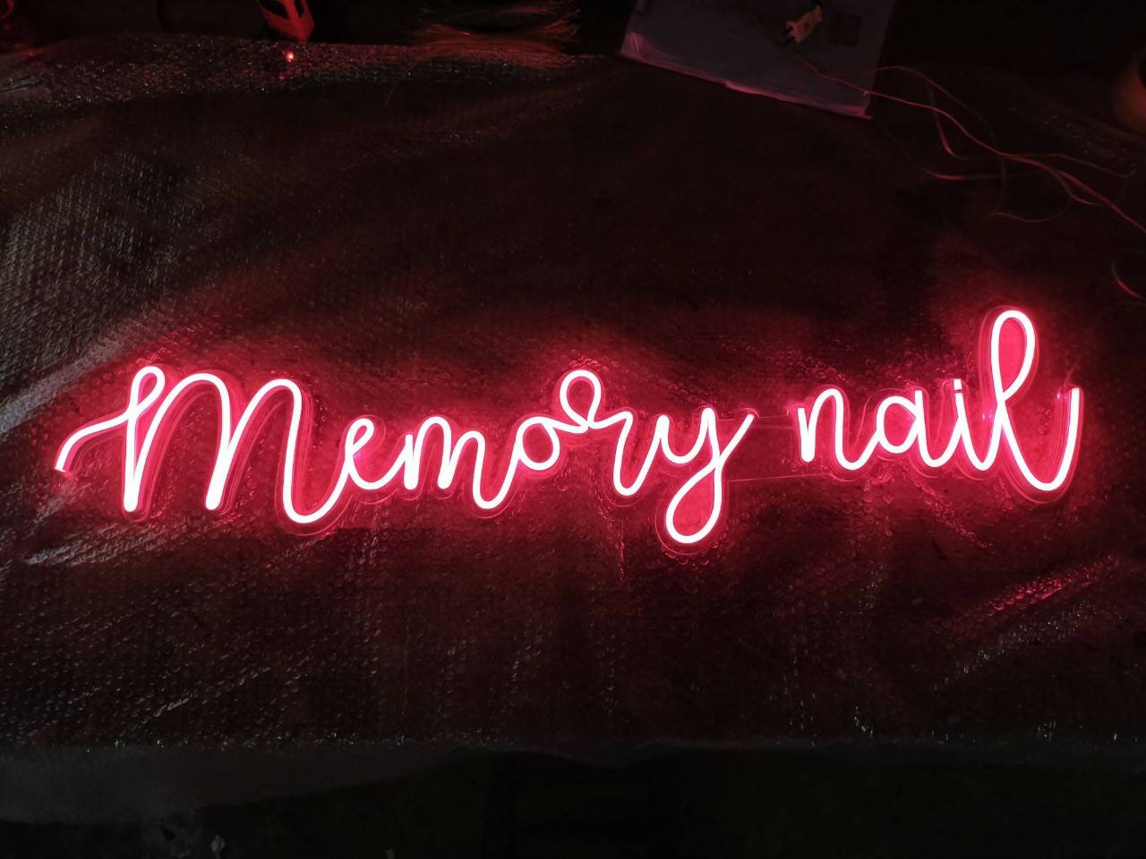 ป้ายไฟ LEDดัด สีชมพู วางพื้ออะคริลิคใส