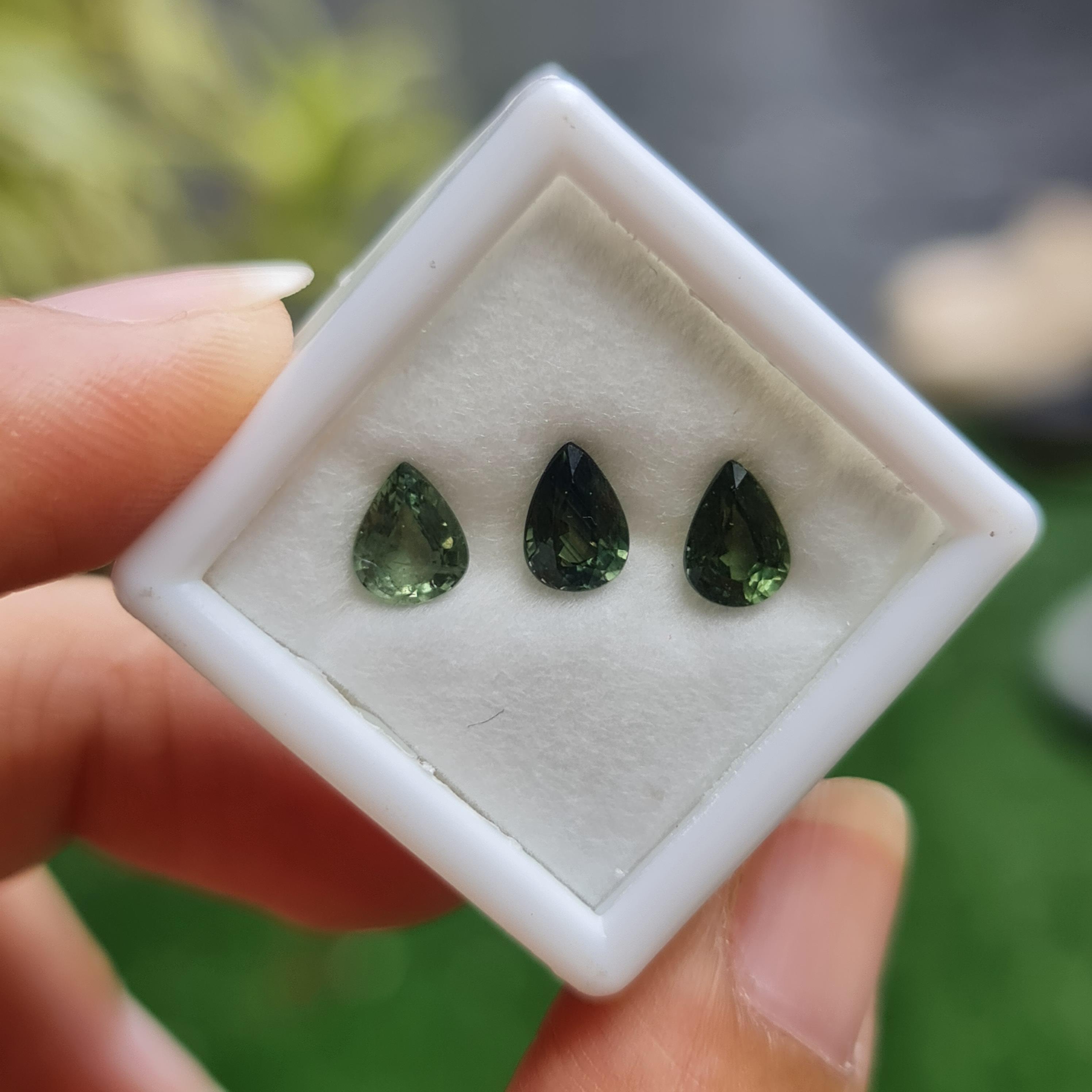 พลอย เขียวส่อง Green Sapphire 2.28 กะรัต (Cts.) ดิบ (Unheated) พลอยแท้ อัญมณีมงคลประจําวันเกิด เครื่องประดับพลอย