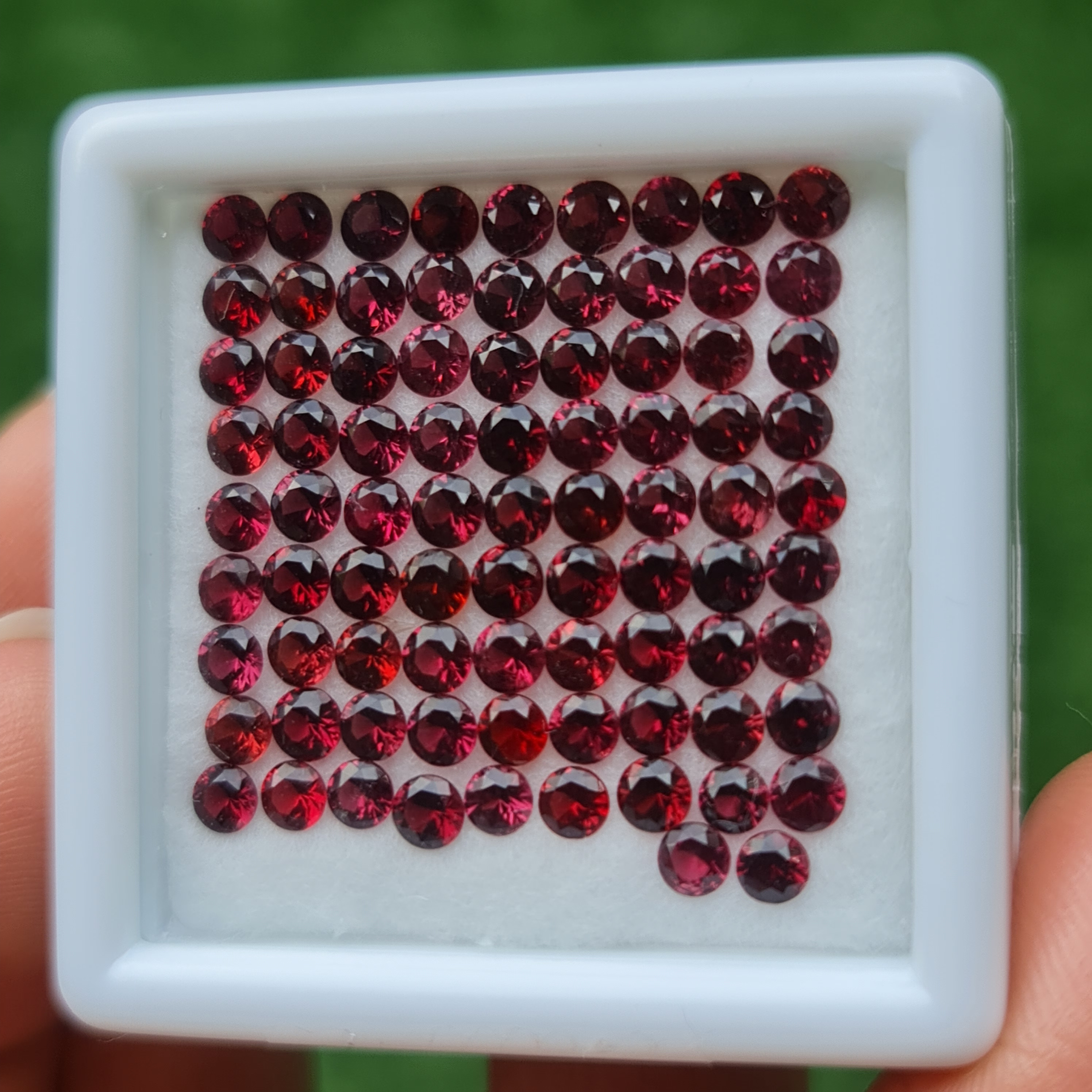 พลอย สปิเนล Spinel 10.03 กะรัต (Cts.) 83 เม็ด 3.0 มม. (mm.) พลอยแท้ อัญมณีมงคลประจําวันเกิด เครื่องประดับพลอย